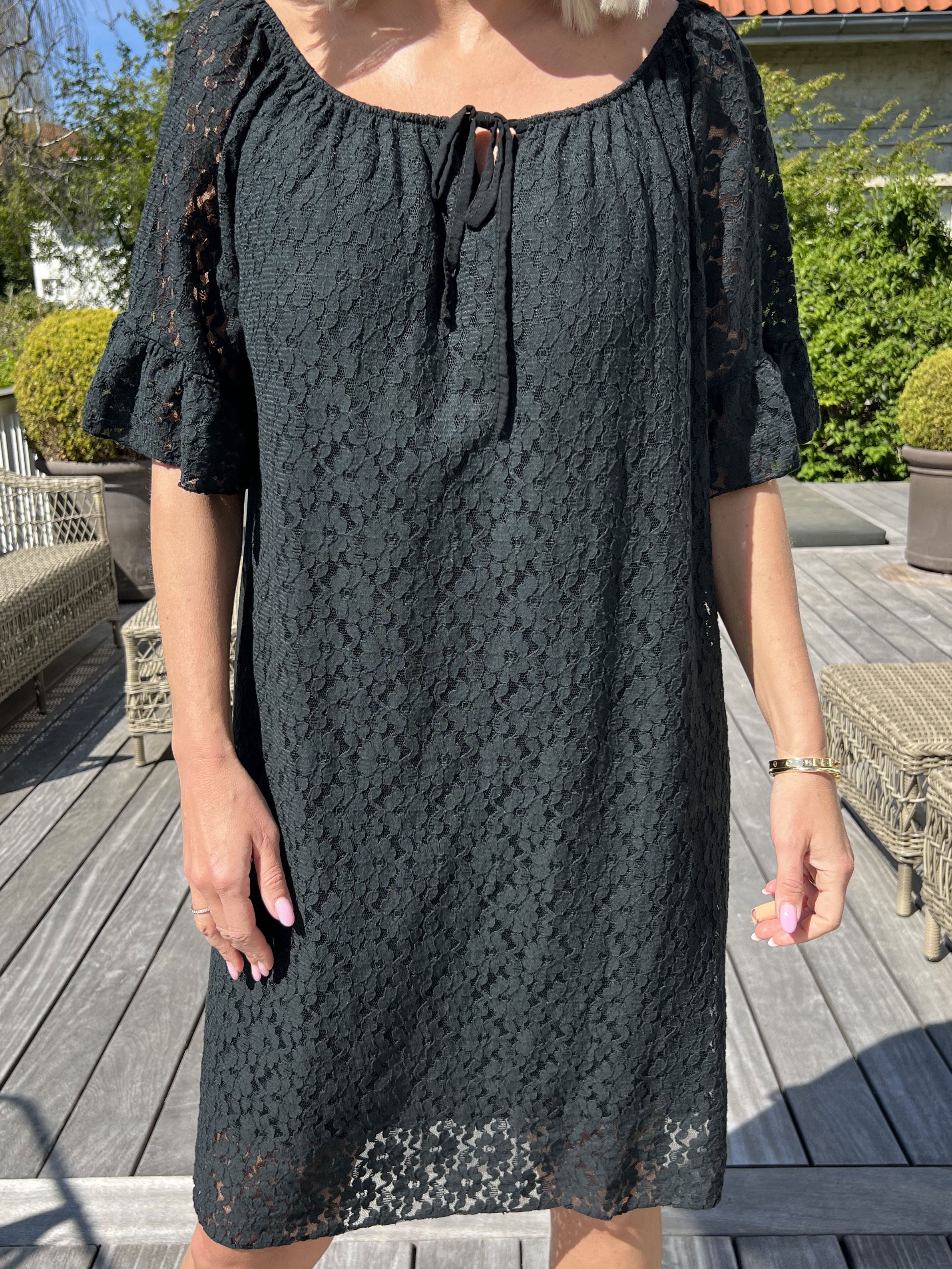 Arisha - Sød blondekjole med elastikkant i udskæringen